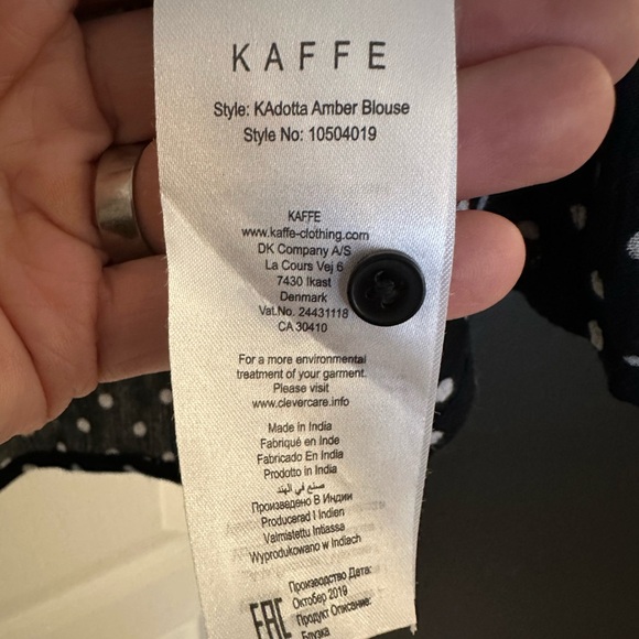 Blouse with polka dot patterns - Picture 5 of 5